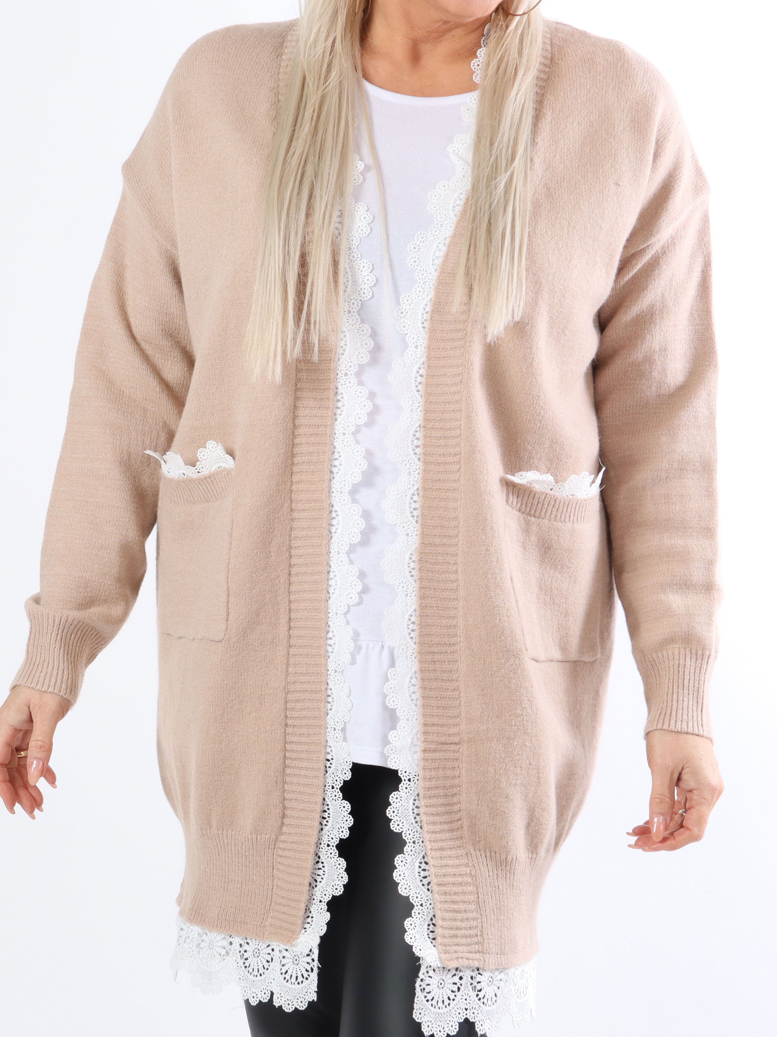 Rosie - Feminin plus size stickad kofta med vit spets